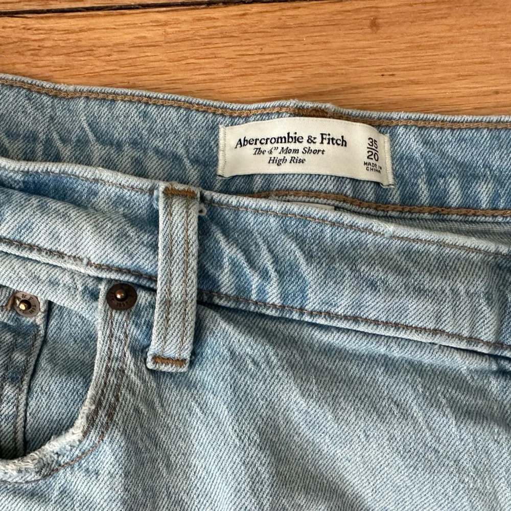 Abercrombie & Fitch curve love 4” high rise mom shorts Light Blue Denim - Picture 2 of 3